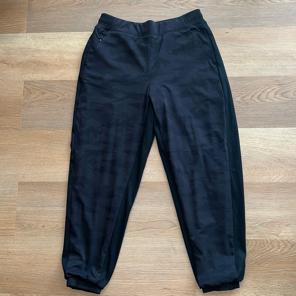 Athleta women’s black camo joggers 10